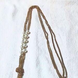 21.5" long goldtone & pearl necklace